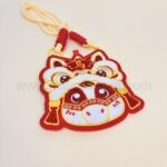 舞獅刺繡小錢包 正面刺繡細節 紅色毛氈金色繡線